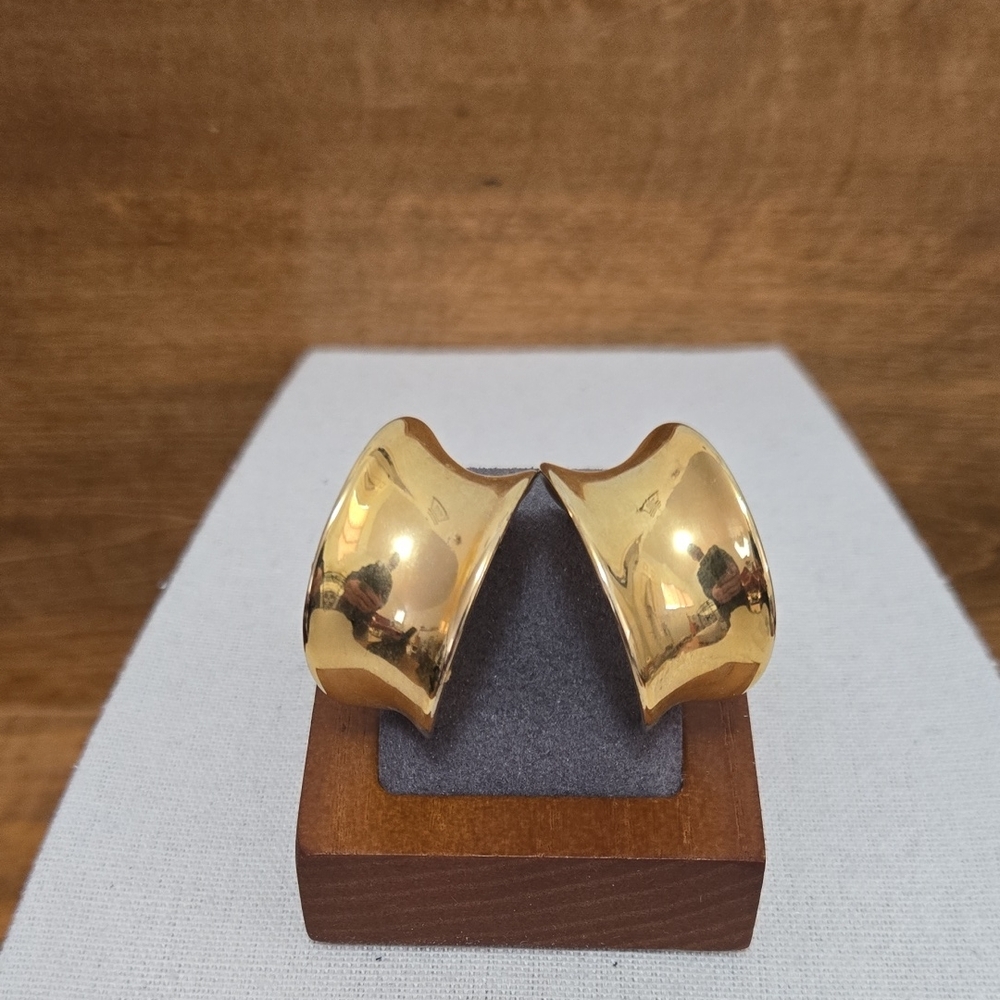 GOLD TONE CONCAVE HALF HOOP POST EARRINGS